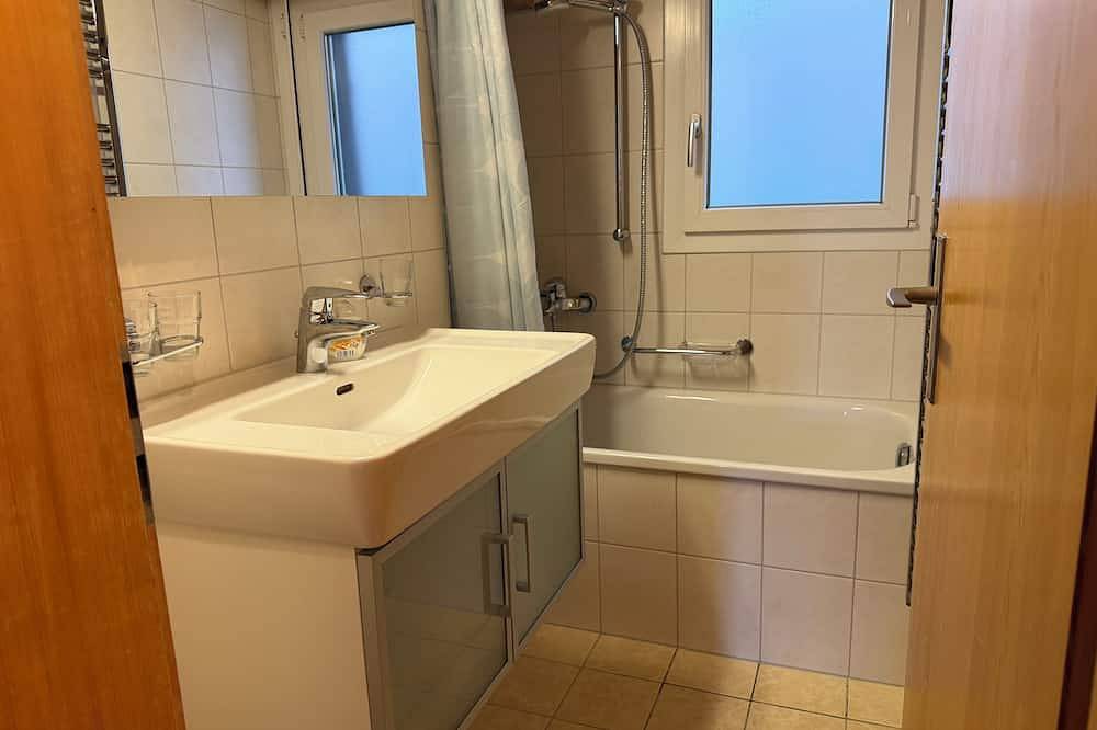 Ganze Wohnung, Chalet Heide – Ferienwohnung für 4 mit traumhaftem Alpenblick in Beatenberg in Beatenberg, Thunersee
