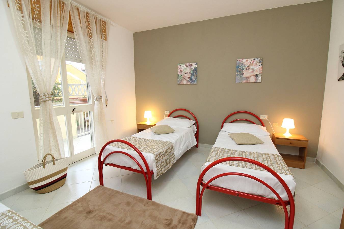 Ganze Ferienwohnung, Holiday House Camelia 600 meters from the beach in La Caletta, Posada