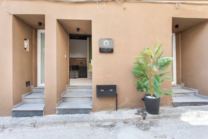 Bed and Breakfast „Vicolo del Fortino – Zimmer 103“ mit Balkon, Wlan und Klimaanlage in Catania, Catania Provinz
