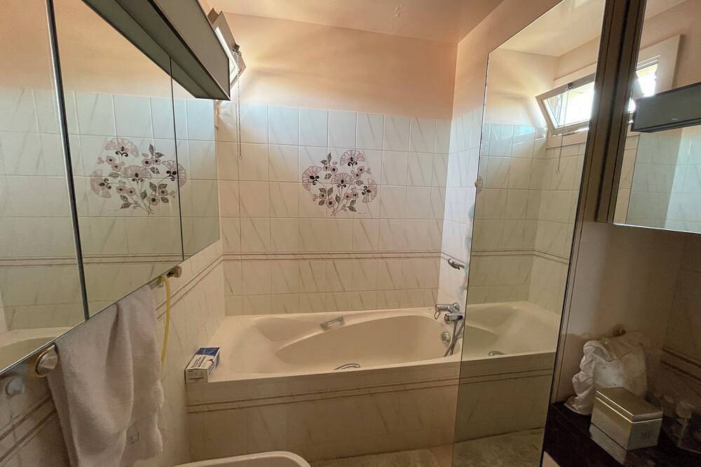 Entire apartment, Charming apartment Near Downtown Rueil. 20 minutes from La Défense, 45 minutes from Paris in Rueil-Malmaison, Hauts-de-Seine