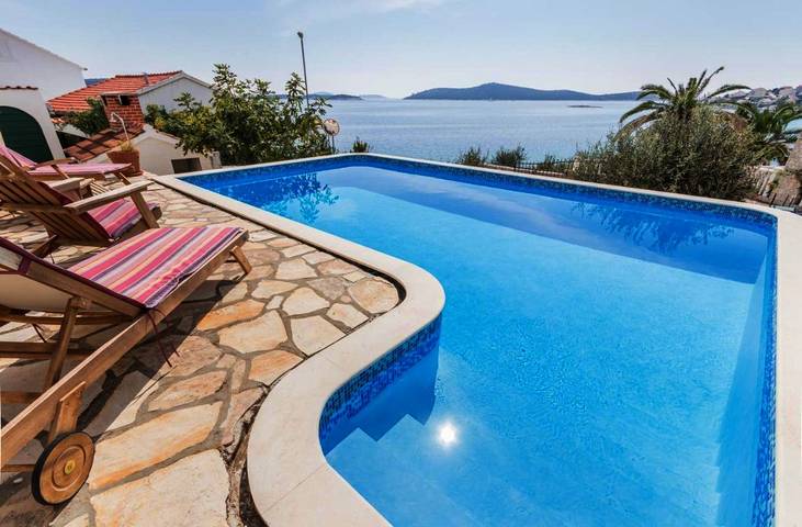 Villa pour 8 personnes, avec piscine ainsi que vue et terrasse, animaux acceptés à Marina