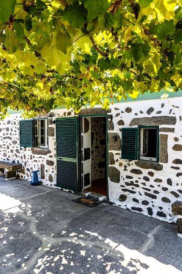 Gîte pour 4 personnes, avec jardin et terrasse dans Água de Alto