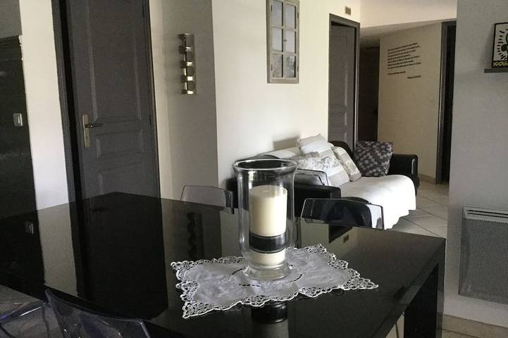 Entire apartment, F3 apartment furnished ground floor villa in Borgo, Bastia region