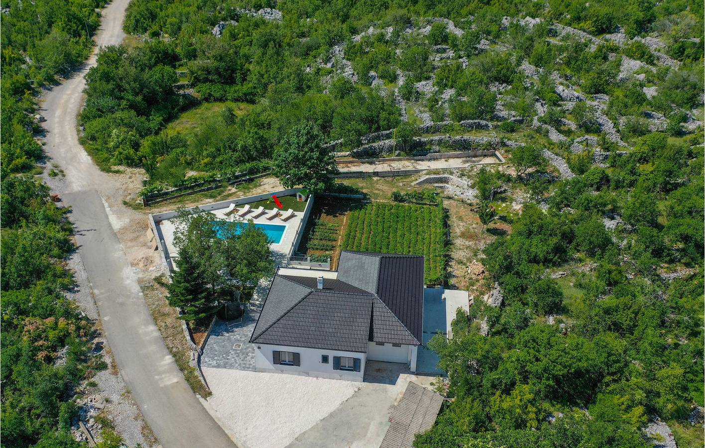 Geräumige 145 m² große Wohnung mit Pool, Terrasse und WLAN-Zugang in Makarska Riviera