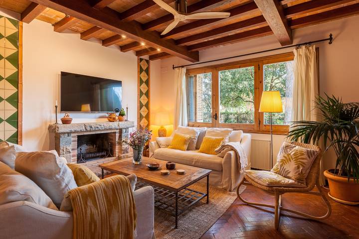 Stunning Villa 'Barcelona Country House' with Large Pool, Terrace A/C & Wi-Fi in Premià de Dalt, Costa del Maresme