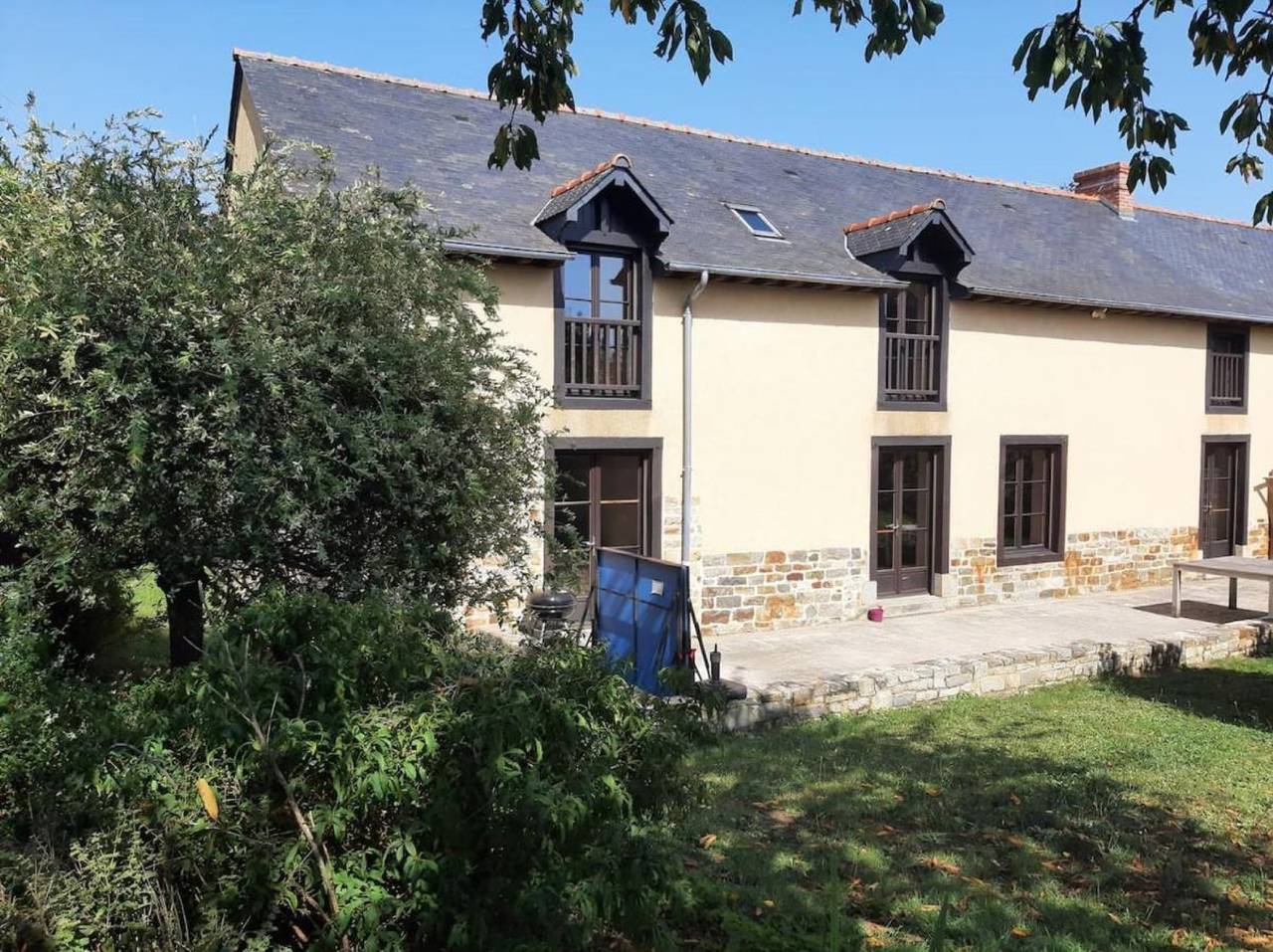 Holiday Home 'Longère Familiale' with Private Terrace, Private Garden and Wi-Fi in Melesse, Rennes region