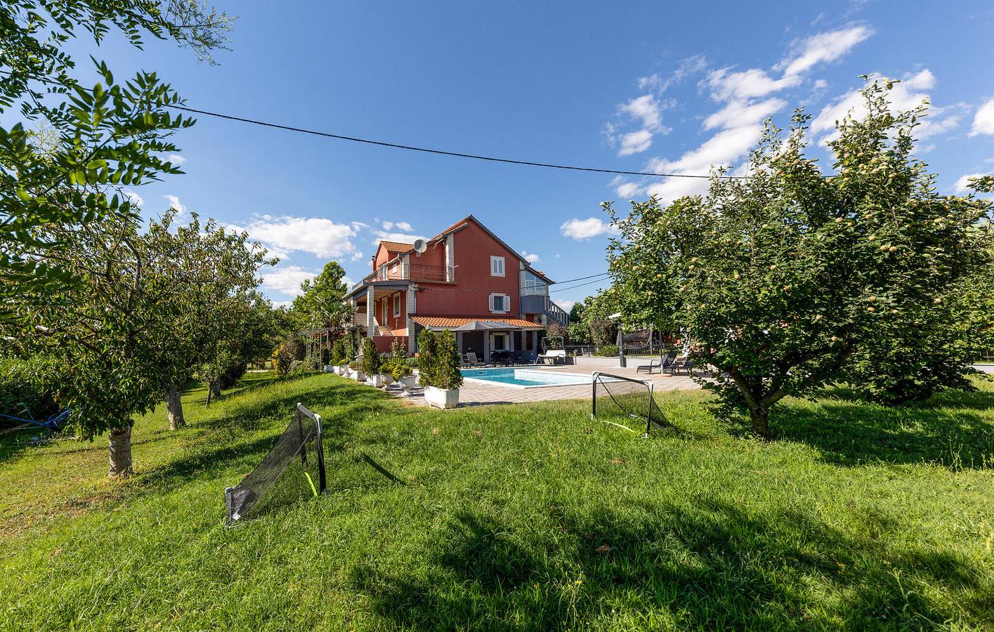Ganze Ferienwohnung, Charmante 2-Zimmer-Wohnung mit Pool, WLAN und Blick auf den Fluss in Sinj, Dalmatinisches Zagora