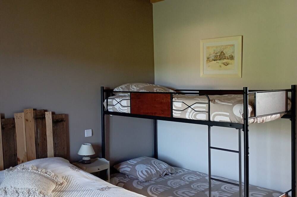 Chambre d’hôtes « Chambre Bois » avec piscine, terrasse et jardin partagés in Saint-Martin-Lestra, Montbrison