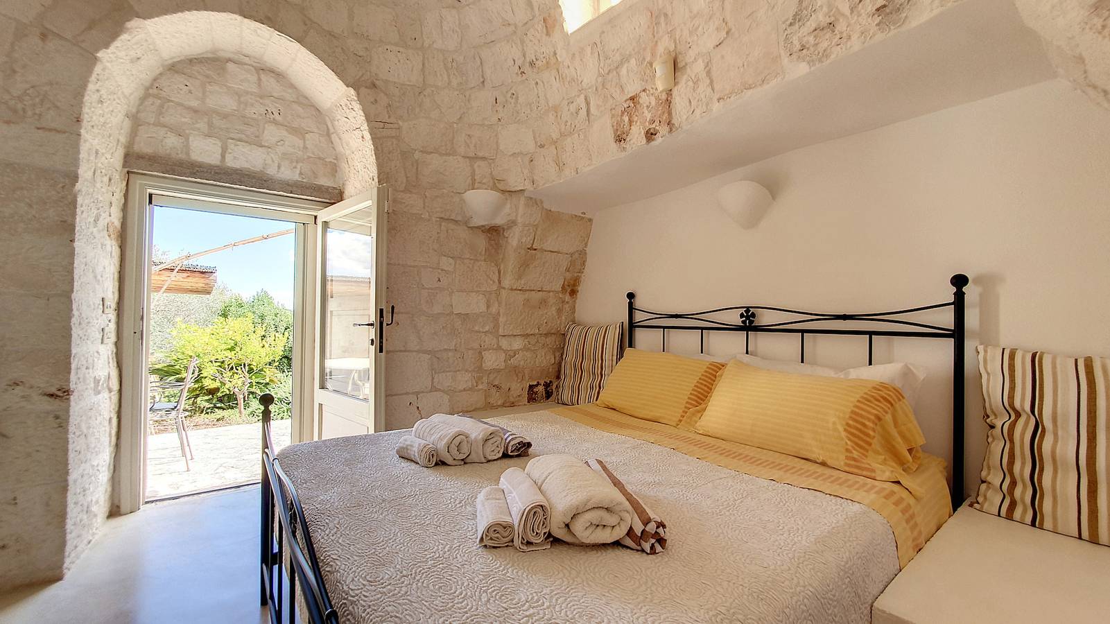 Charmantes Trulli-Anwesen mit Pool in Cisternino, Salento