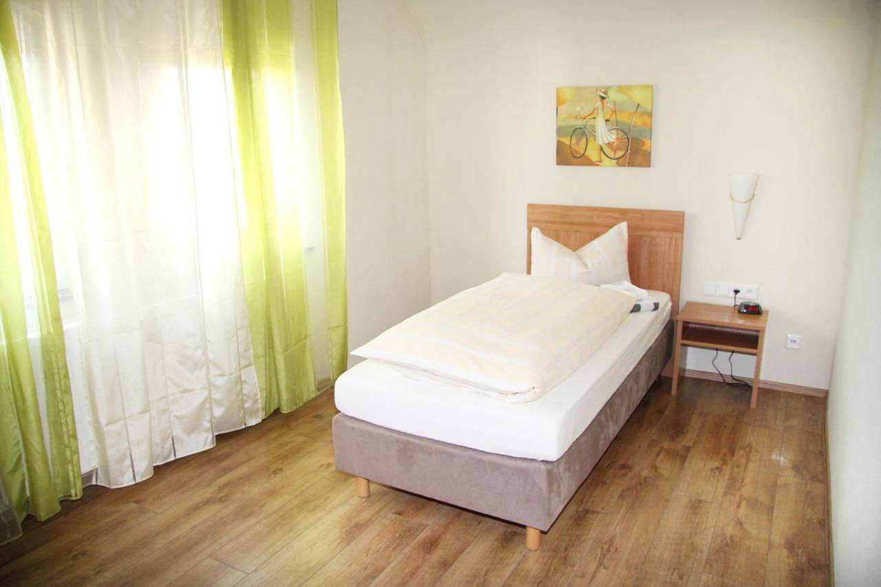 Single Room with Bathroom in Baunatal, Hessisches Bergland