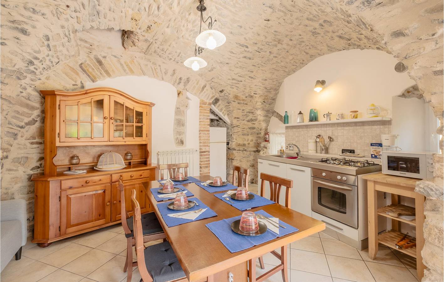 Gemütliches Apartment bei Torrente Egua mit WiFi & Küche in Borgo d'Oneglia, Imperia
