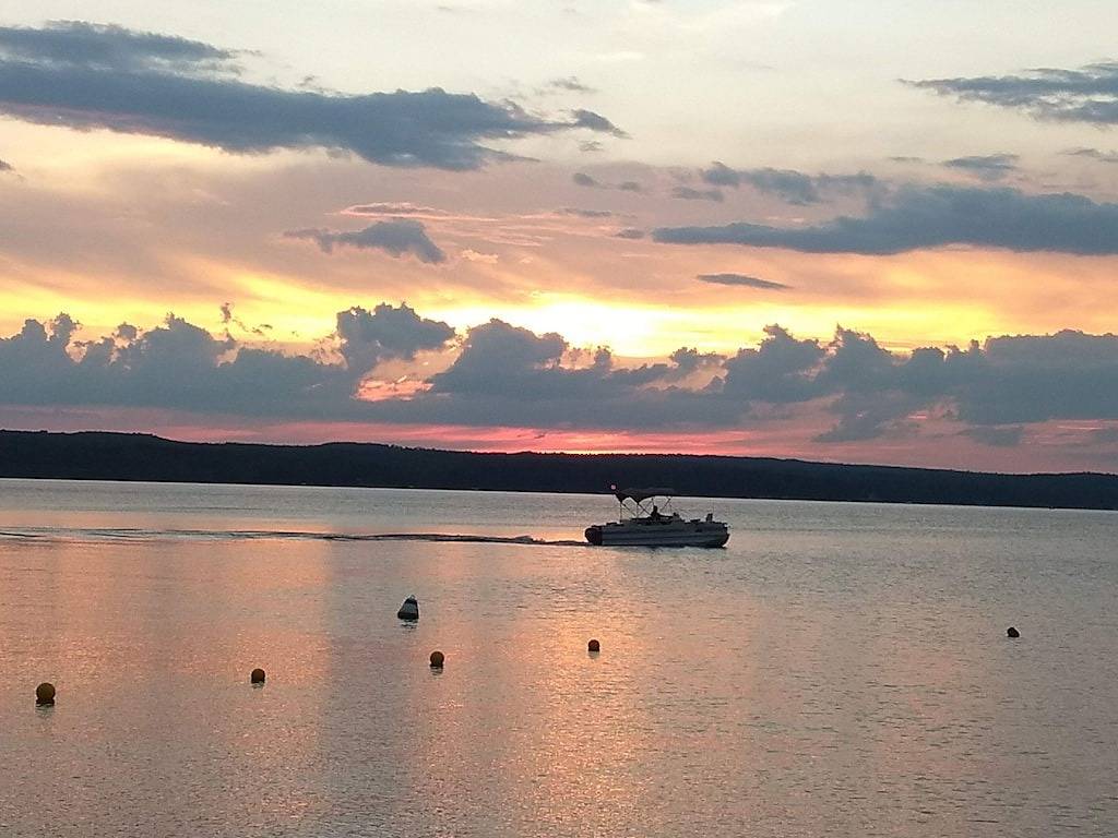 Gemütliche Nordhütte in der Nähe des Sees in Hubbard Lake, Alcona County