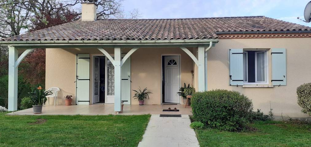 Gîte pour 8 personnes, avec terrasse ainsi que jardin et piscine