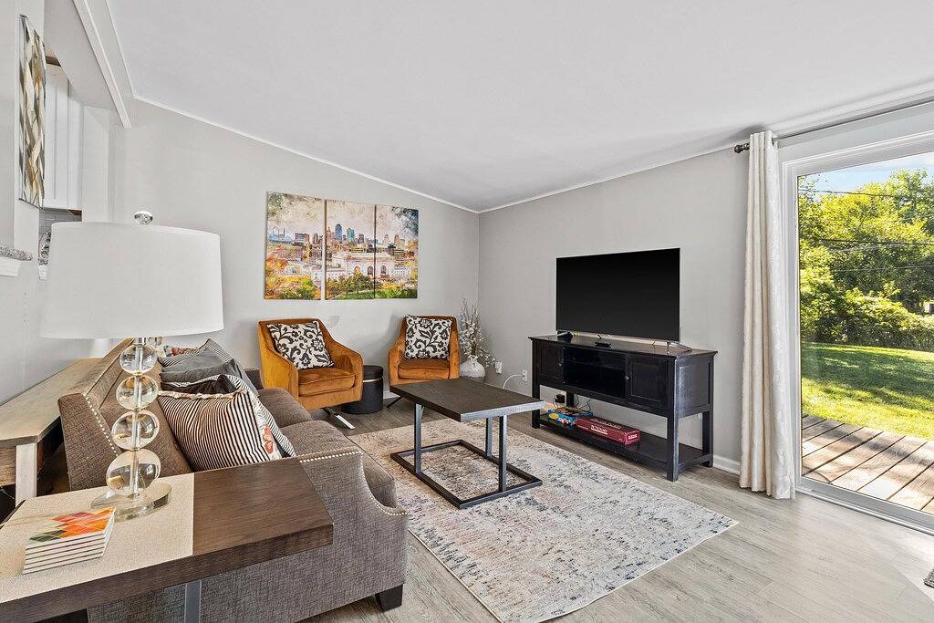 Jefferson Cottage - Large Home + Walkable to Waldo! in Kansas City, Missouri