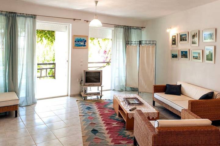Appartement entier, Beautiful Villa Apartment by the Sea with Garden & Deck. in Sporades
