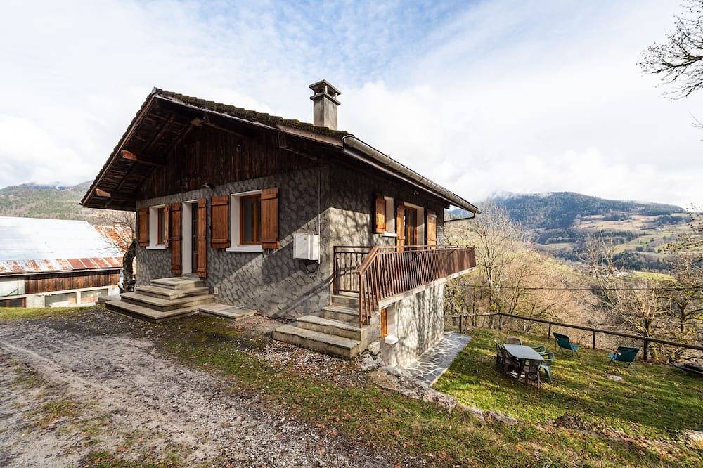 Chalet \"Gîte Serraval Choseaux\" con vistas a la montaña, jardín privado y balcón in Serraval, Región de Annecy
