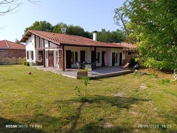 Gîte pour 9 personnes, avec terrasse à Mézos