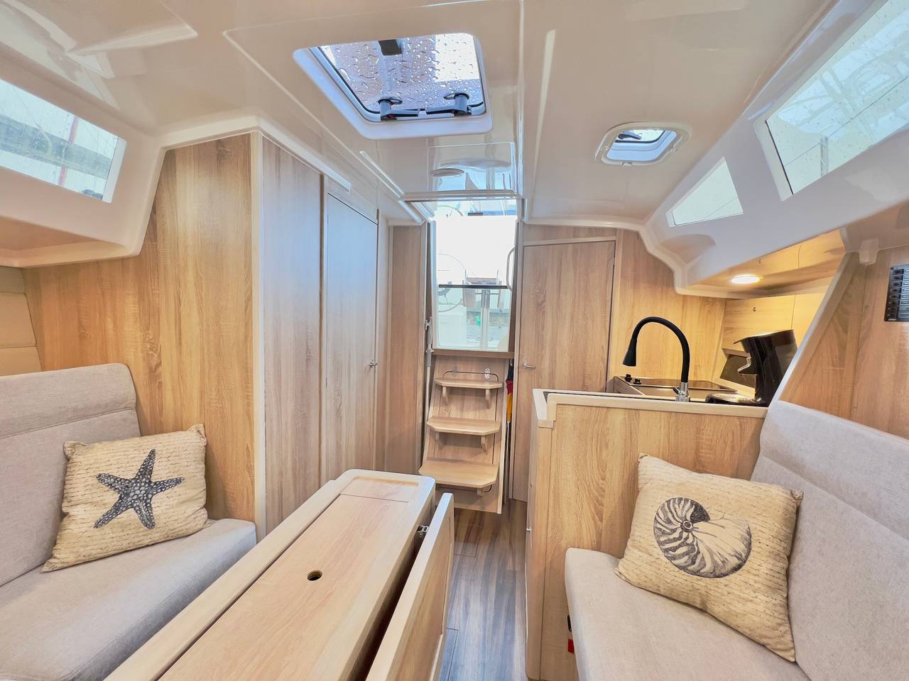 Hausboot Segelyacht Nui" auf dem Meer und Privat-Terrasse in Ostfehmarn, Burgtiefe Südstrand