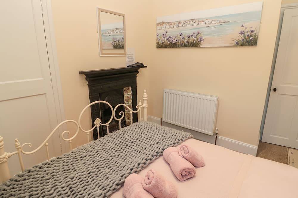 Coras House, pet friendly, character holiday cottage in Amble in Amble, Northumberland