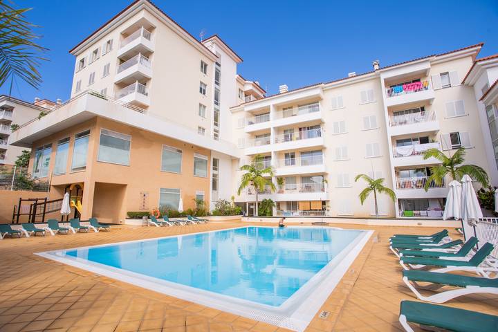 Entire apartment, Flh Funchal Modern Apartment with Pool in Santo António (Madeira), Madeira