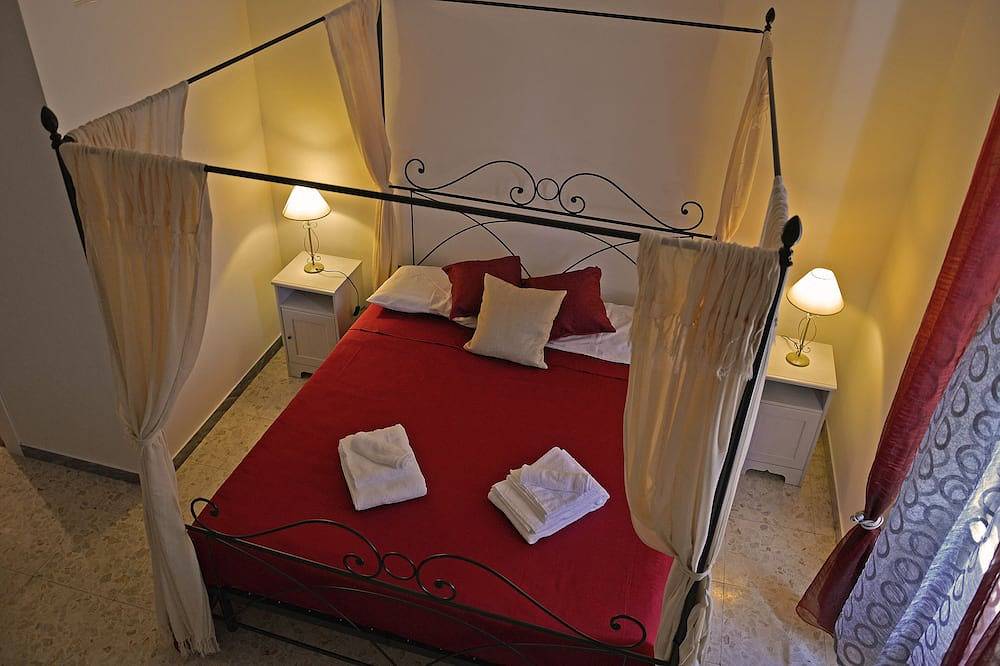 Entire apartment, Large apartment with Wi-Fi and terrace in Rome, Rome Province