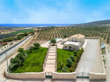 Villa for 22 Guests in Ragusa, Ragusa Province, Picture 2