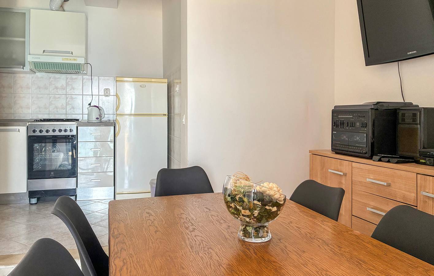 Ganze Ferienwohnung, Gemütliche 2-Zimmer-Wohnung mit Terrasse, 100 m von der Küste entfernt – Necujam in Necujam, Solta