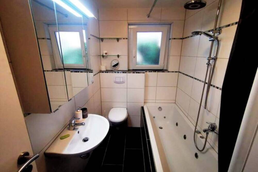 Ganze Wohnung, Schöne Unterkunft mit Whirlpool-Badewanne in Sinsheim, Kraichgau