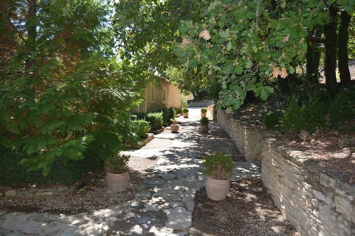 Gîte pour 2 personnes, avec terrasse ainsi que piscine et jardin à Gordes - 4