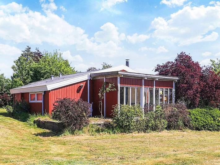 Ferieudlejning for 5 personer, med terrasse og have i Bogø