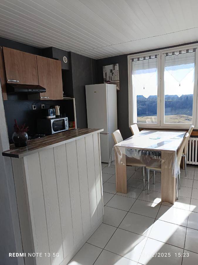 Gîte pour 4 personnes, avec vue ainsi que vue sur le lac et terrasse à La Tour-d'Auvergne - 3
