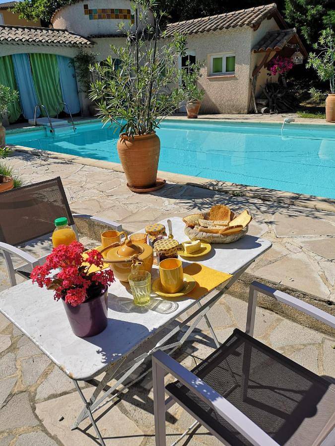 Location de vacances pour 2 personnes, avec terrasse et vue ainsi que jardin et piscine à Pierrevert - 3