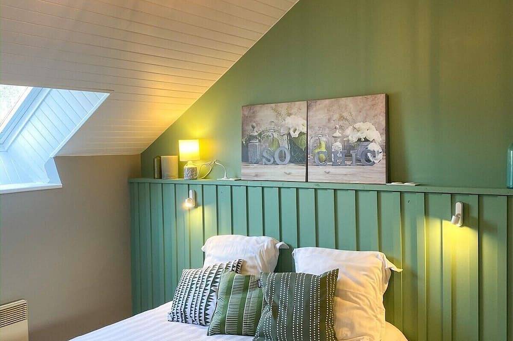 A charming apartment inside an old farm, with swimming pool in Yffiniac, Côte de Goëlo