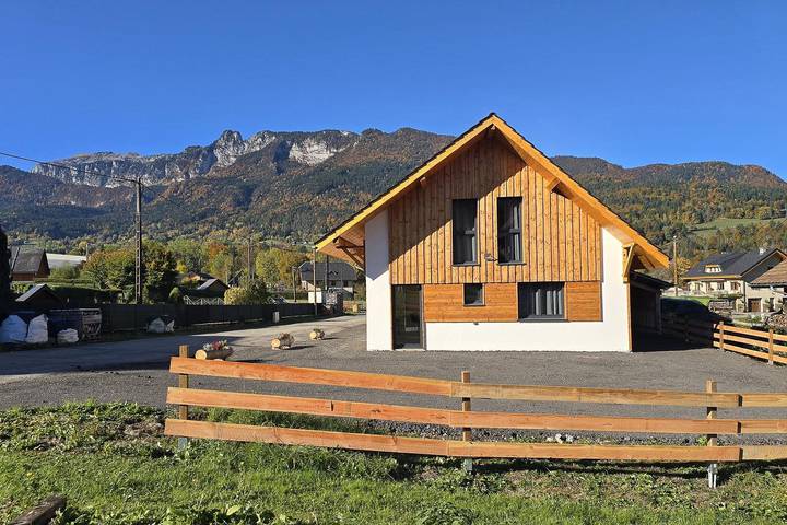 Gîte pour 14 personnes, avec terrasse à Saint-Pierre-d'Entremont