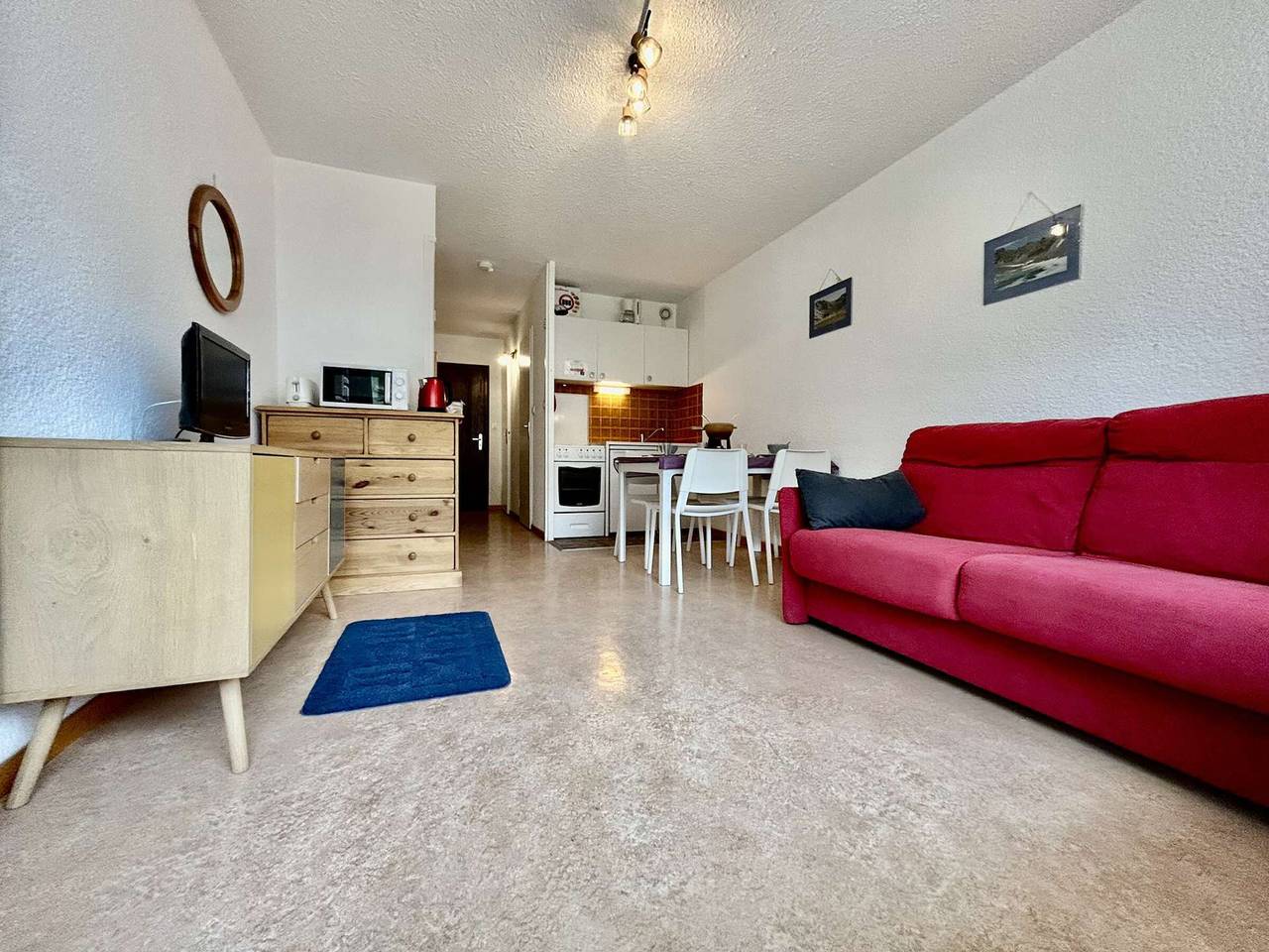 Ganze Wohnung, Bergstudio für 4 Personen mit Südbalkon, 150m von Skiliften, Parkplatz, Kinderbett, Haustiere erlaubt in La Salle-les-Alpes, Serre Chevalier