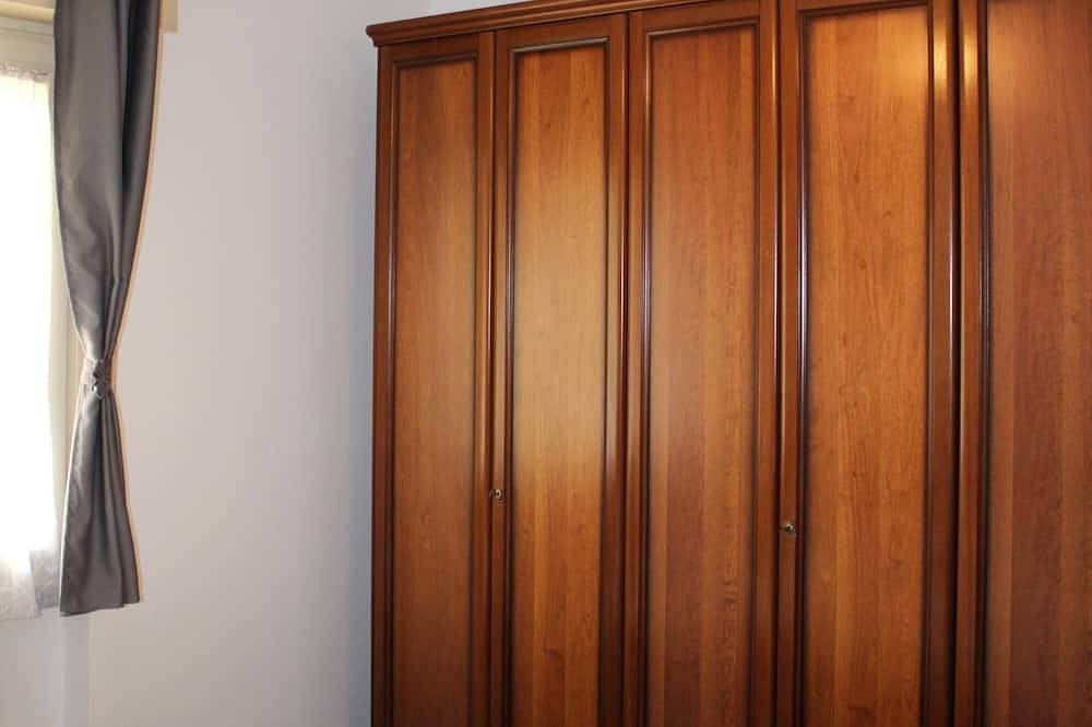 Entire apartment, A 400 Metri dal Mare Appartamento Quadrilocale per Famiglie con 6 Posti Letto, in Taggia (City), Taggia