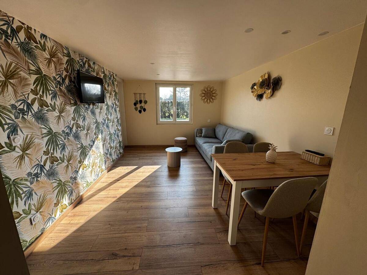 Two-Bedroom House in Fresnoy-Folny, Région de Dieppe