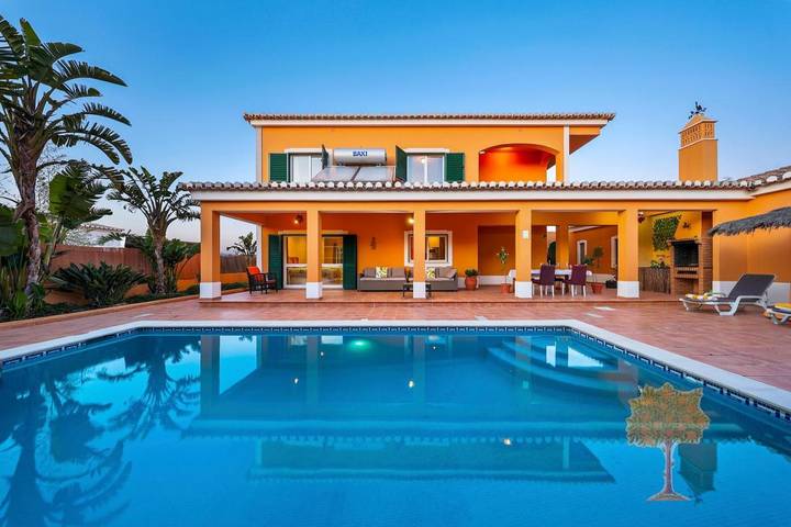 Ferienhaus für 10 Personen, mit Balkon und Whirlpool sowie Terrasse und Garten