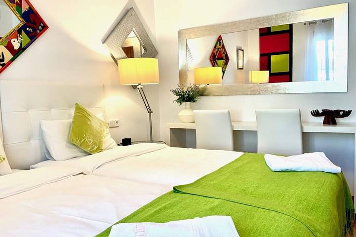 Golfers & Beach Villa with heated pool in Las Chapas, Marbella