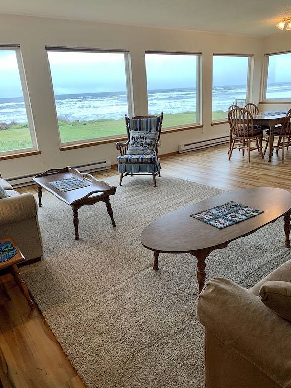 Vacation Home for 7 Guests in Roads End, Devils Lake (OR)