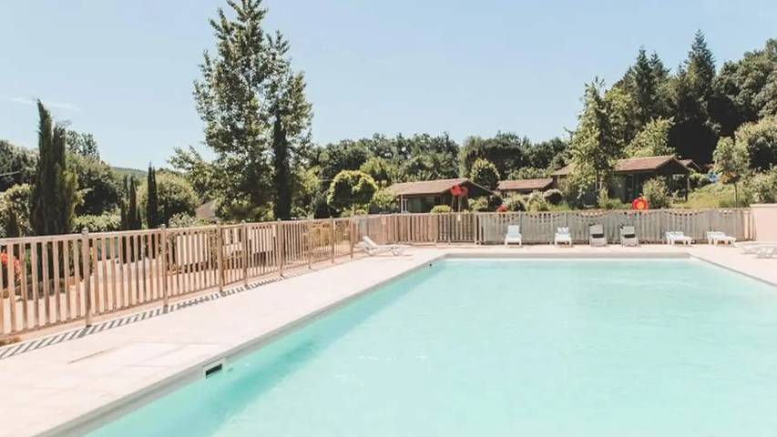 Gîte pour 3 personnes, avec Terrasse ainsi que Jardin et Piscine à Marminiac
