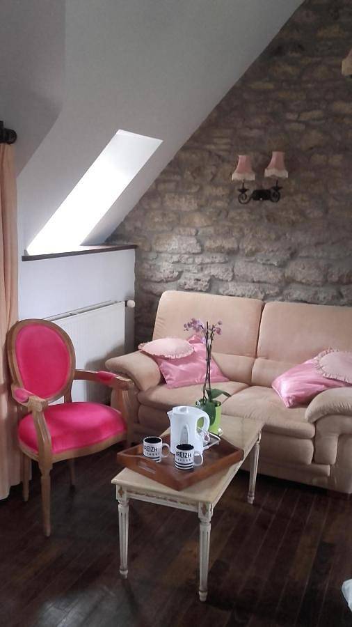Gîte pour 2 personnes, avec Balcon et Terrasse ainsi que Jardin et Piscine à Malguénac - 4