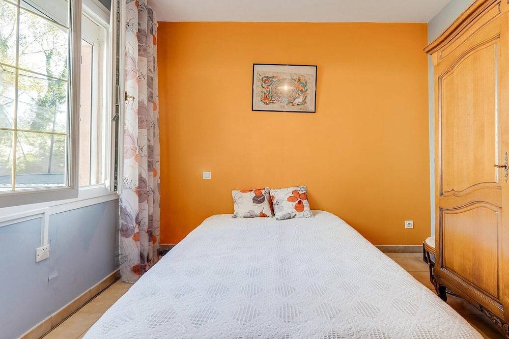 Villa in Provence with Pool and Slide in Sauveterre, Nimes region