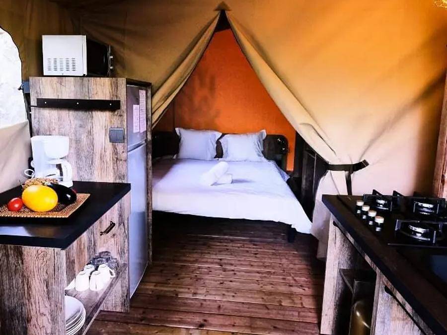 Camping Domaine des Chênes Blancs Pausado - Tienda de lona y madera 5 personas - Tienda Lodge Premium 3 Habitaciones 5 Personas in Saint-Saturnin-lès-Apt, Parque natural regional del Luberon