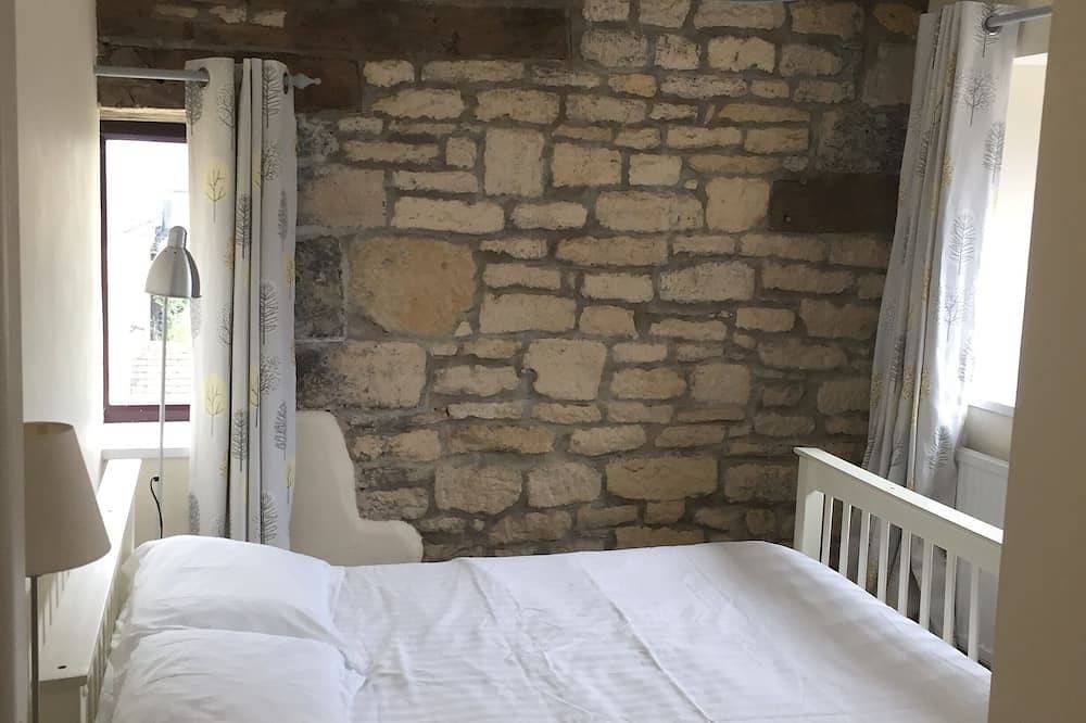 Charming Barn Cottage in the Cotswolds. Sleeps 6 with 3 bedrooms and 2 bathrooms in Winchcombe, Gloucestershire