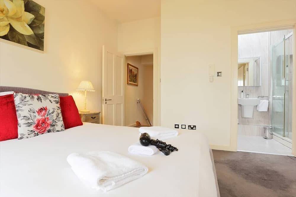 Elegant City Centre Regency Townhouse with Patio in Dublin, County Dublin