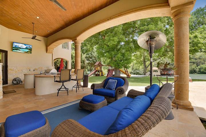 Vacation rental for 26 people, with yard and hot tub in Lake Austin