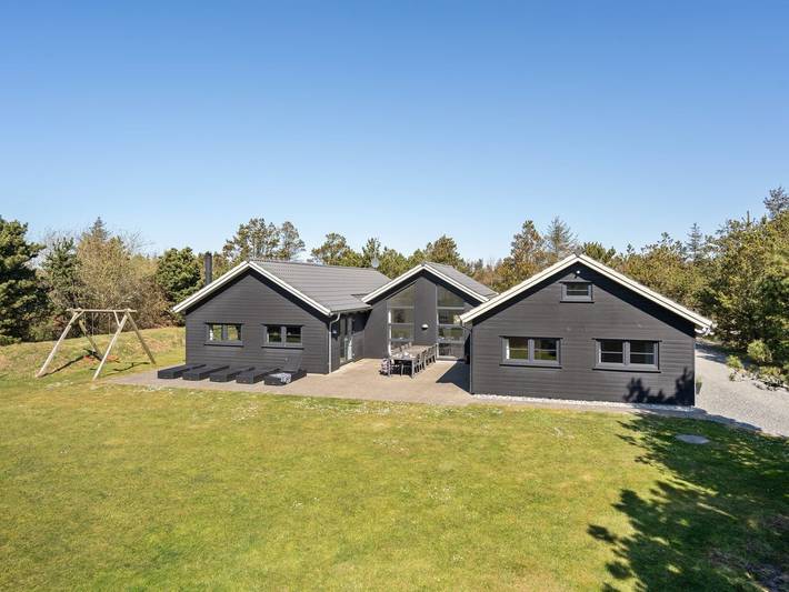 Feriehus for 14 personer, med Terrasse og Badebasseng i Blåvand