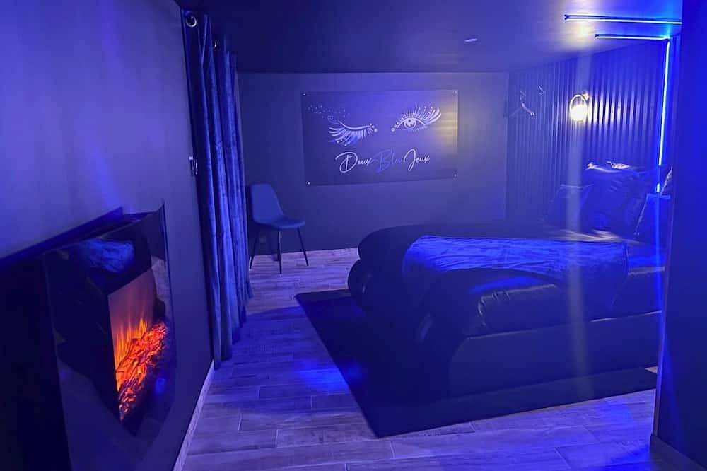 Entire apartment, **Romantic Suite: Private Spa and Pool Table** in Niort, Niort region