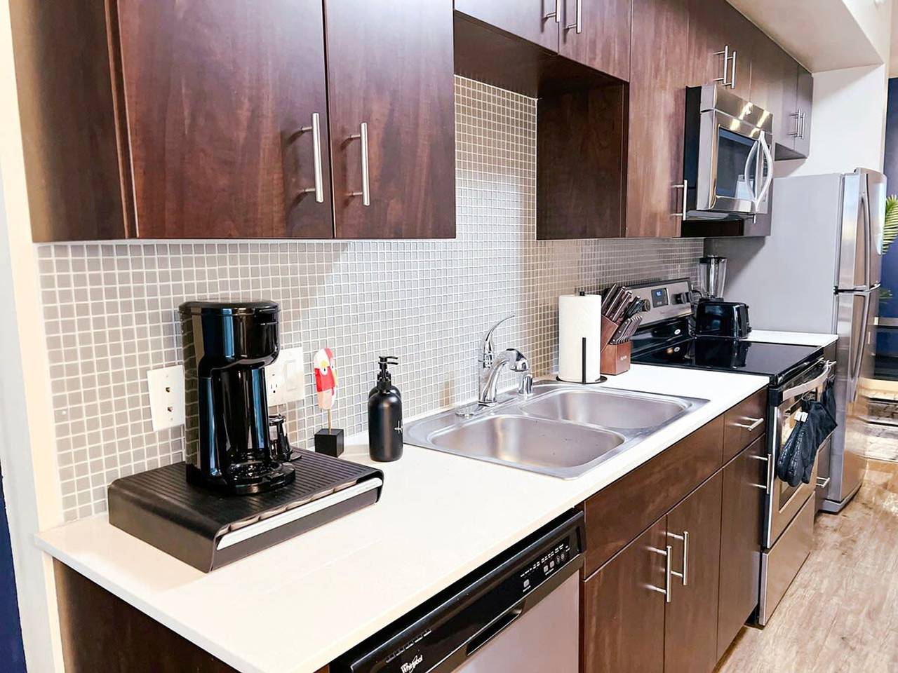 Entire studio, Cozy Home W Pool   Gym   Parking 10 Min to Cedars in Hancock Park, Los Angeles